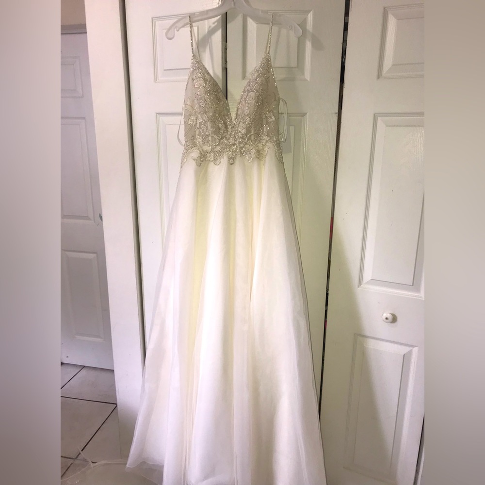 Galina Signature Wedding Dress - Picture 1 of 10